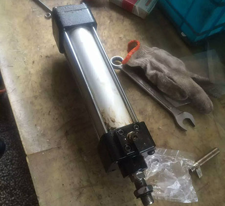 数控加工中心打刀缸故障